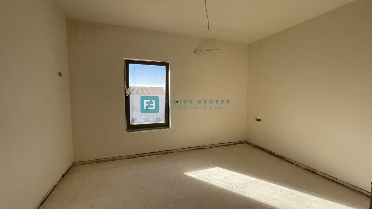 VODICE, novogradnja, pritličje z vrtom, dvigalo, parkirišče, shramba