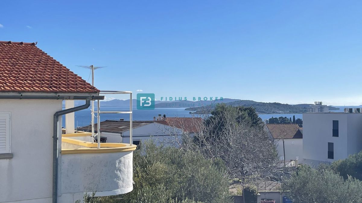 VODICE, novogradnja, pritličje z vrtom, dvigalo, parkirišče, shramba