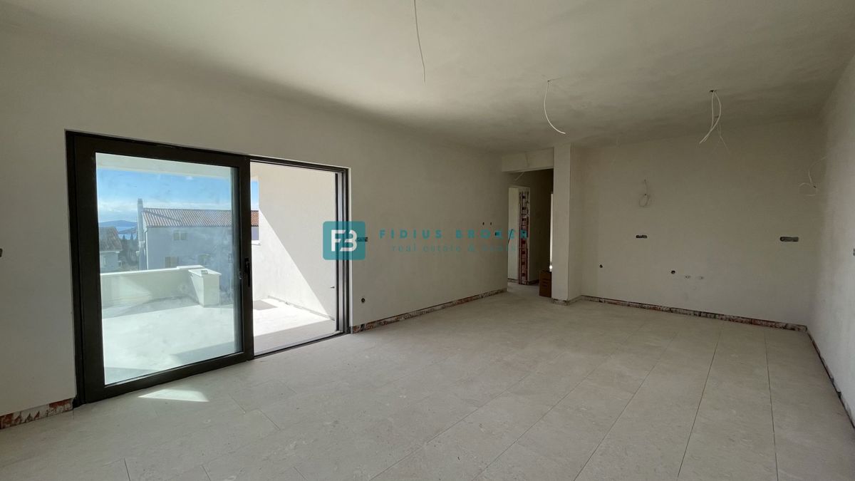 VODICE, novogradnja, pritličje z vrtom, dvigalo, parkirišče, shramba