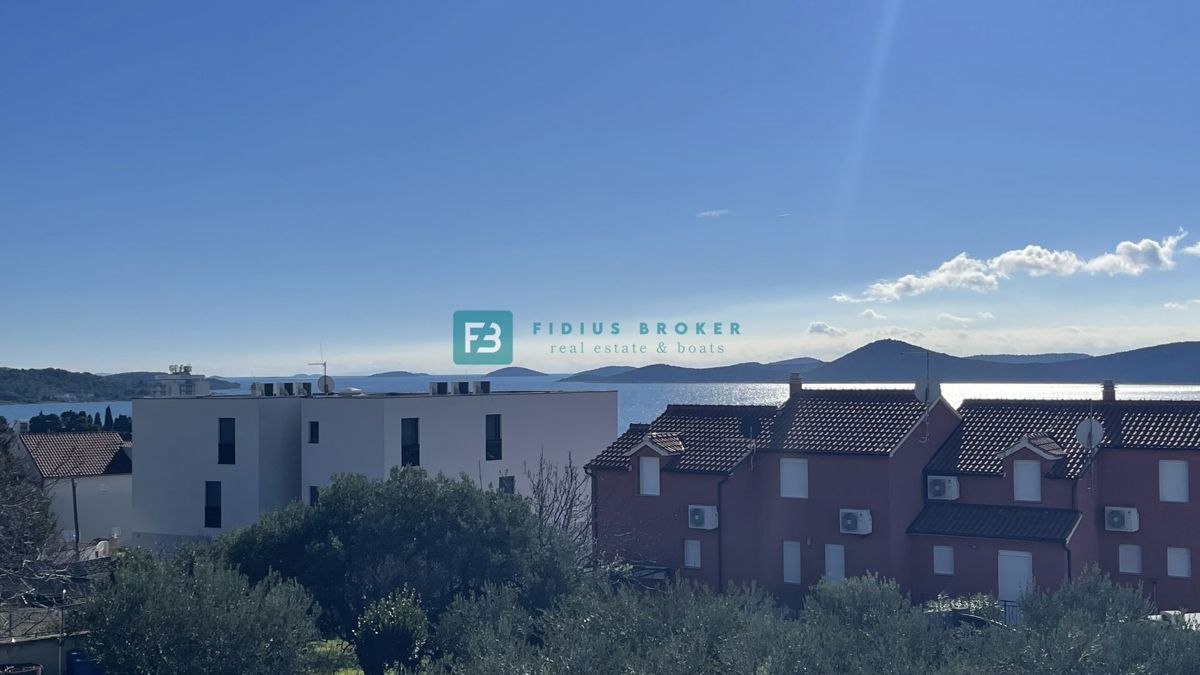 VODICE, novogradnja, pritličje z vrtom, dvigalo, parkirišče, shramba