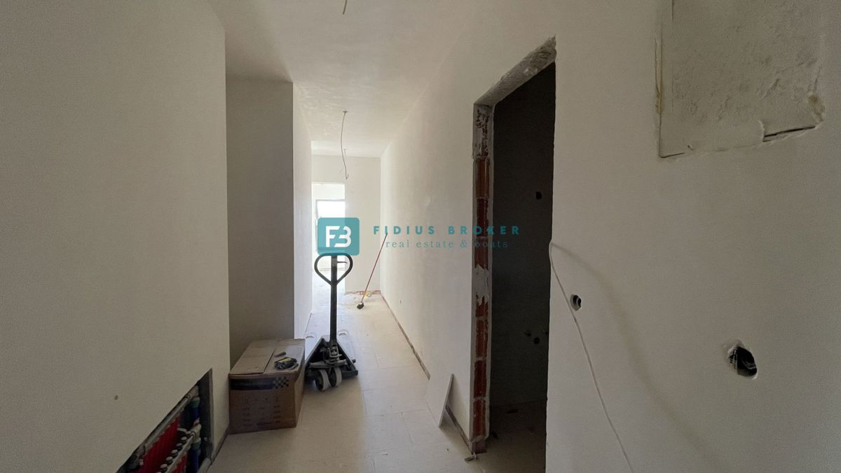 VODICE, novogradnja, pritličje z vrtom, dvigalo, parkirišče, shramba