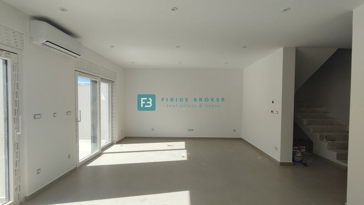 VODICE, novogradnja, dvojček, vrt 166 m2, mirna lokacija, S2