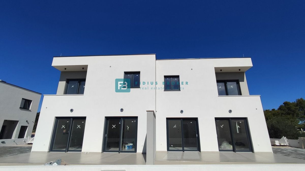 VODICE, novogradnja, dvojček, vrt 166 m2, mirna lokacija, S2