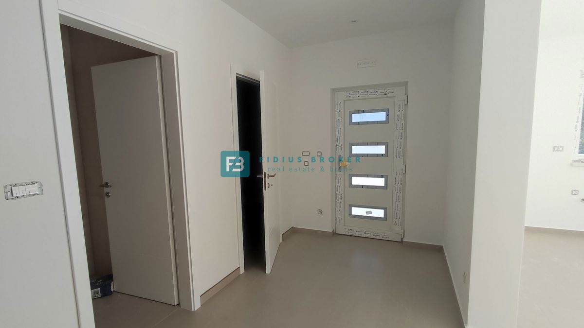 VODICE, novogradnja, dvojček, vrt 166 m2, mirna lokacija, S2