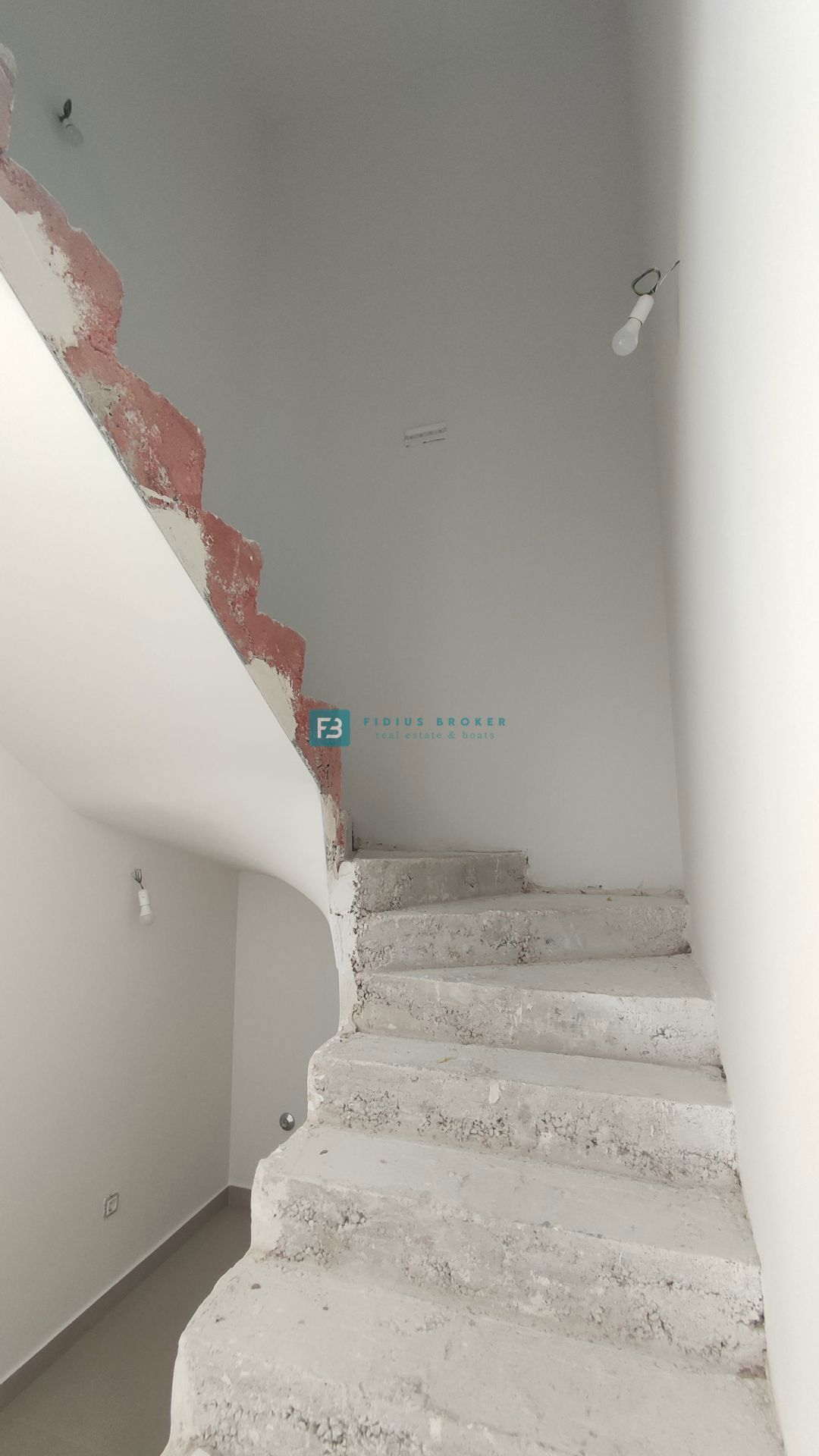 VODICE, novogradnja, dvojček, vrt 166 m2, mirna lokacija, S2