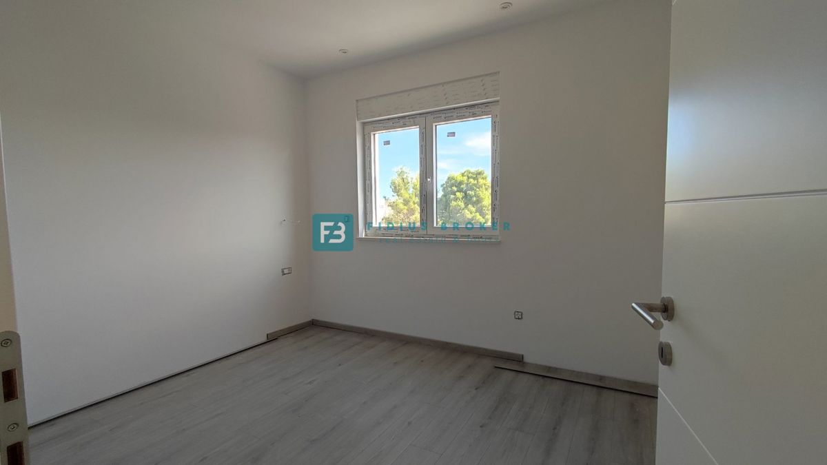 VODICE, novogradnja, dvojček, vrt 166 m2, mirna lokacija, S2