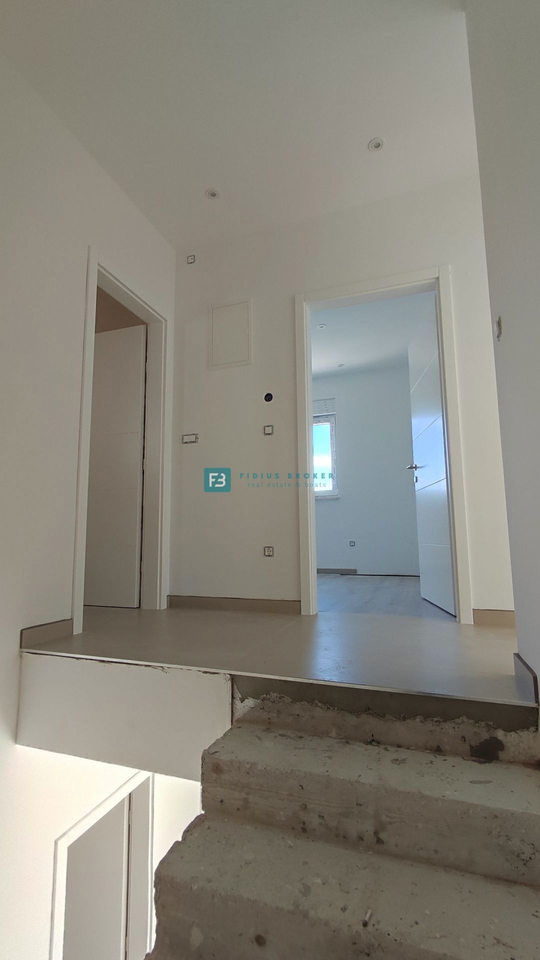 VODICE, novogradnja, dvojček, vrt 166 m2, mirna lokacija, S2