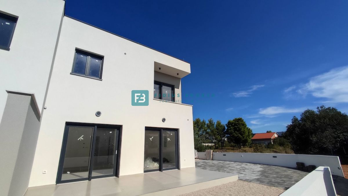VODICE, novogradnja, dvojček, vrt 166 m2, mirna lokacija, S2