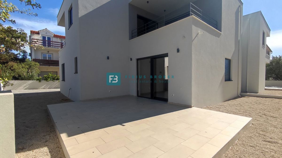VODICE, novo, pravkar dokončano, pritličje, vrt 55 m2, shramba, 2 spalnici, mirna lokacija