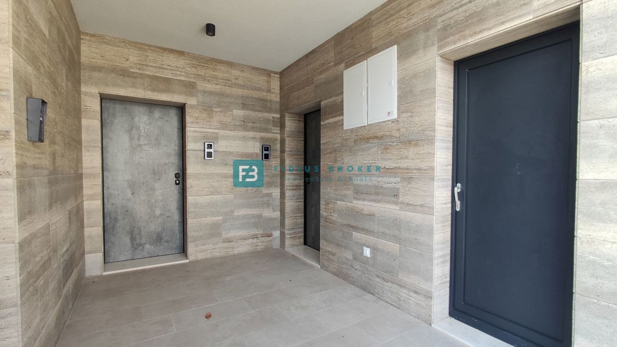 VODICE, novo, pravkar dokončano, pritličje, vrt 55 m2, shramba, 2 spalnici, mirna lokacija