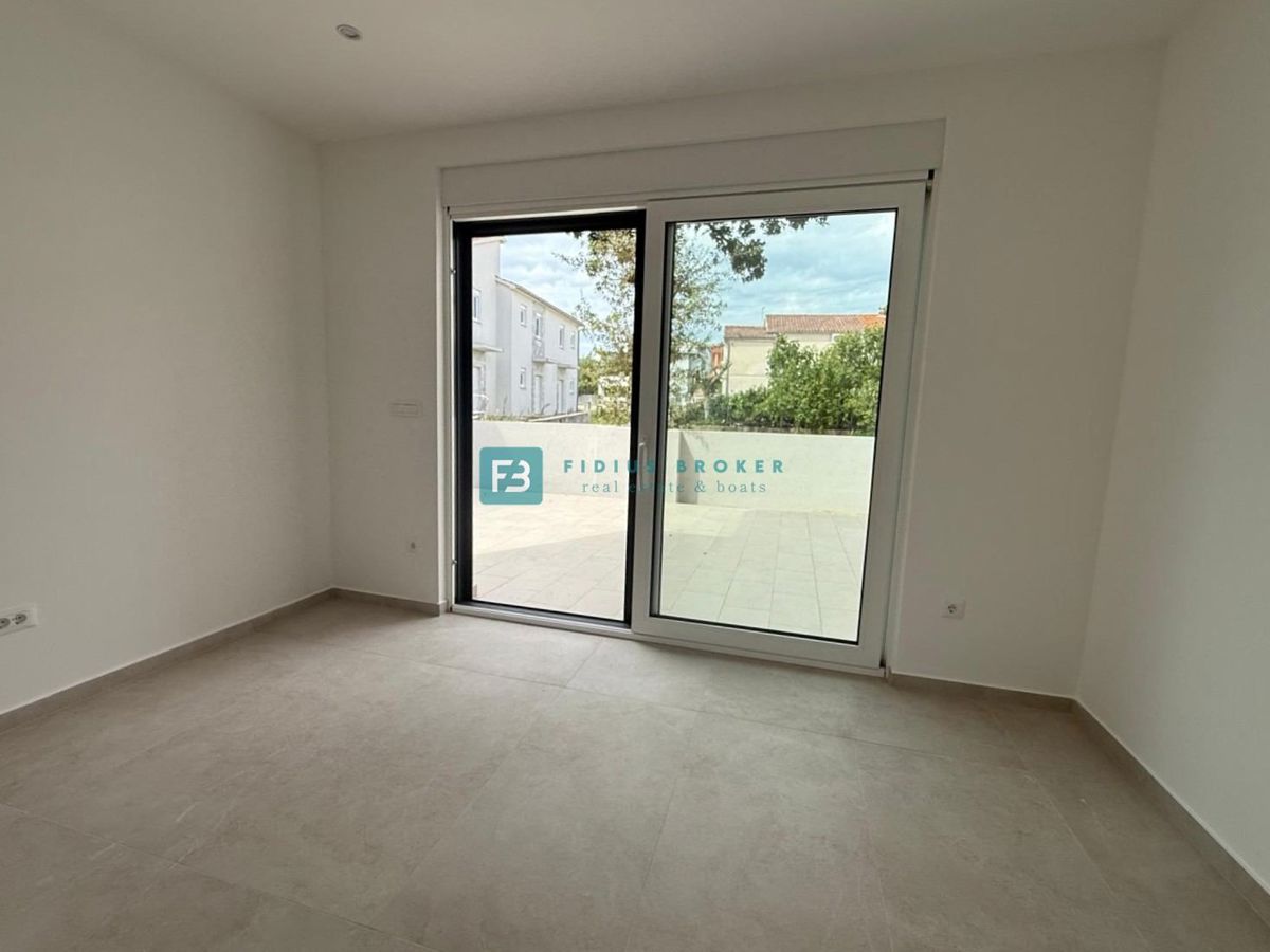 VODICE, novo, pravkar dokončano, pritličje, vrt 55 m2, shramba, 2 spalnici, mirna lokacija