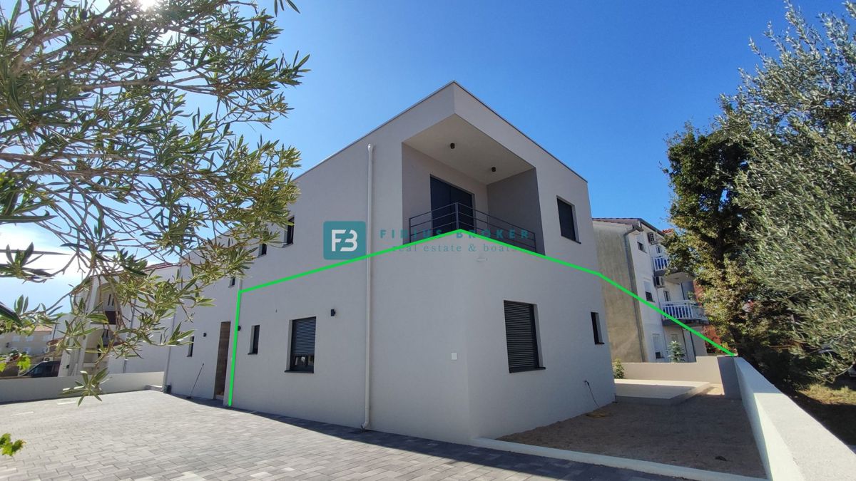 VODICE, novo, pravkar dokončano, pritličje, vrt 55 m2, shramba, 2 spalnici, mirna lokacija