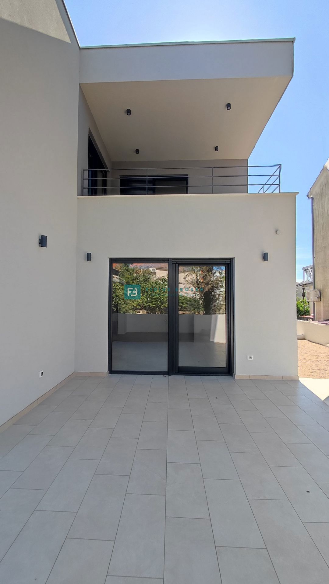 VODICE, novo, pravkar dokončano, pritličje, vrt 55 m2, shramba, 2 spalnici, mirna lokacija