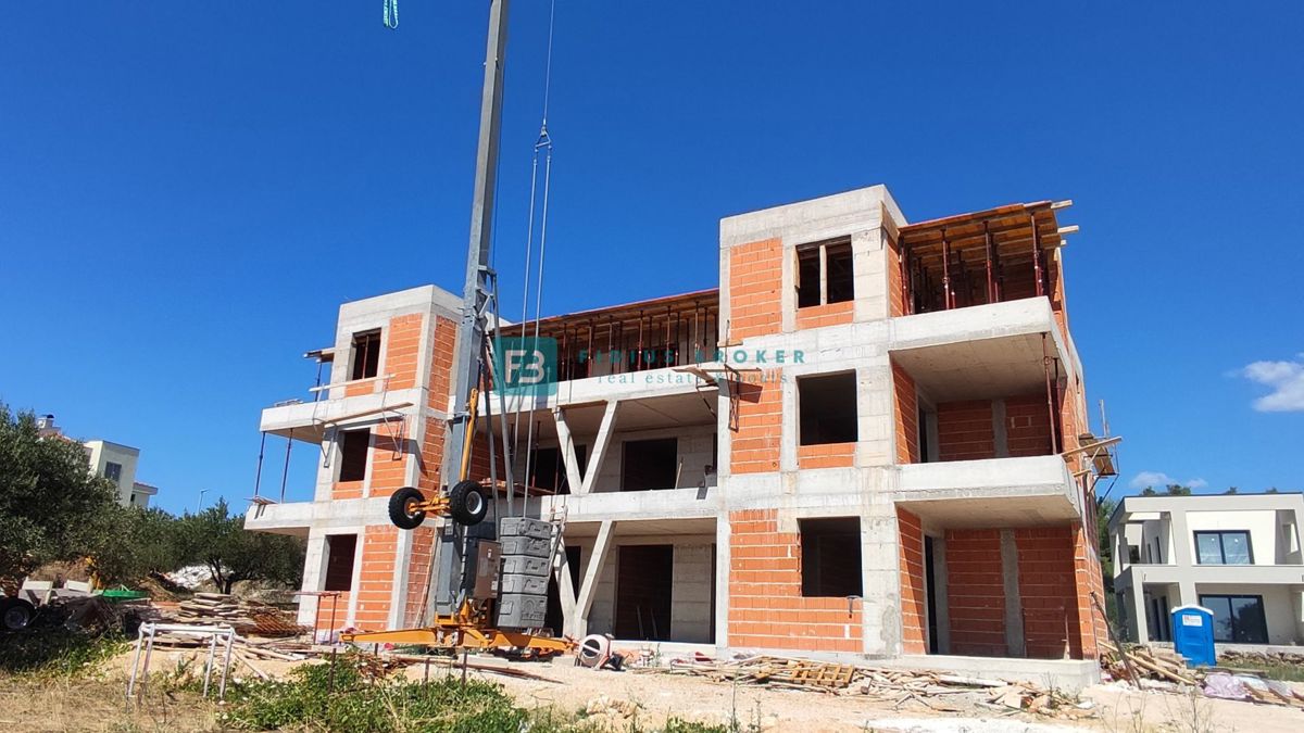 VODICE, novogradnja, pritličje, vrt 51 m2, mirna lokacija