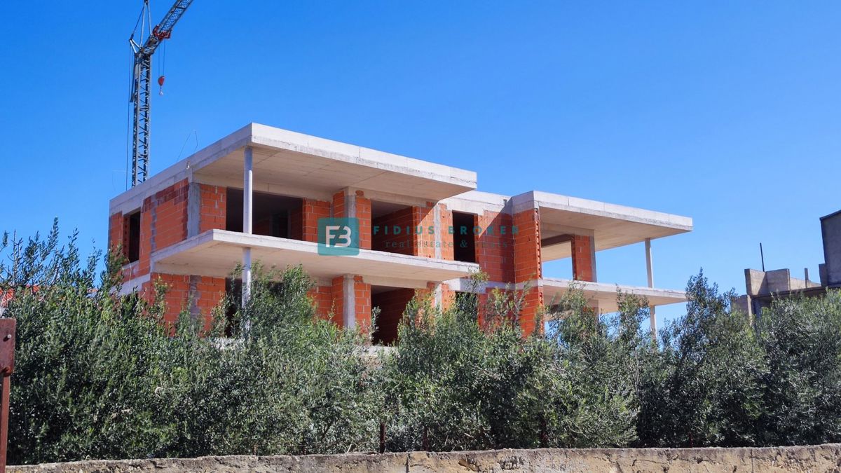 TRIBUNJ, novogradnja, 1. nadstropje, 350 m od morja, terasa