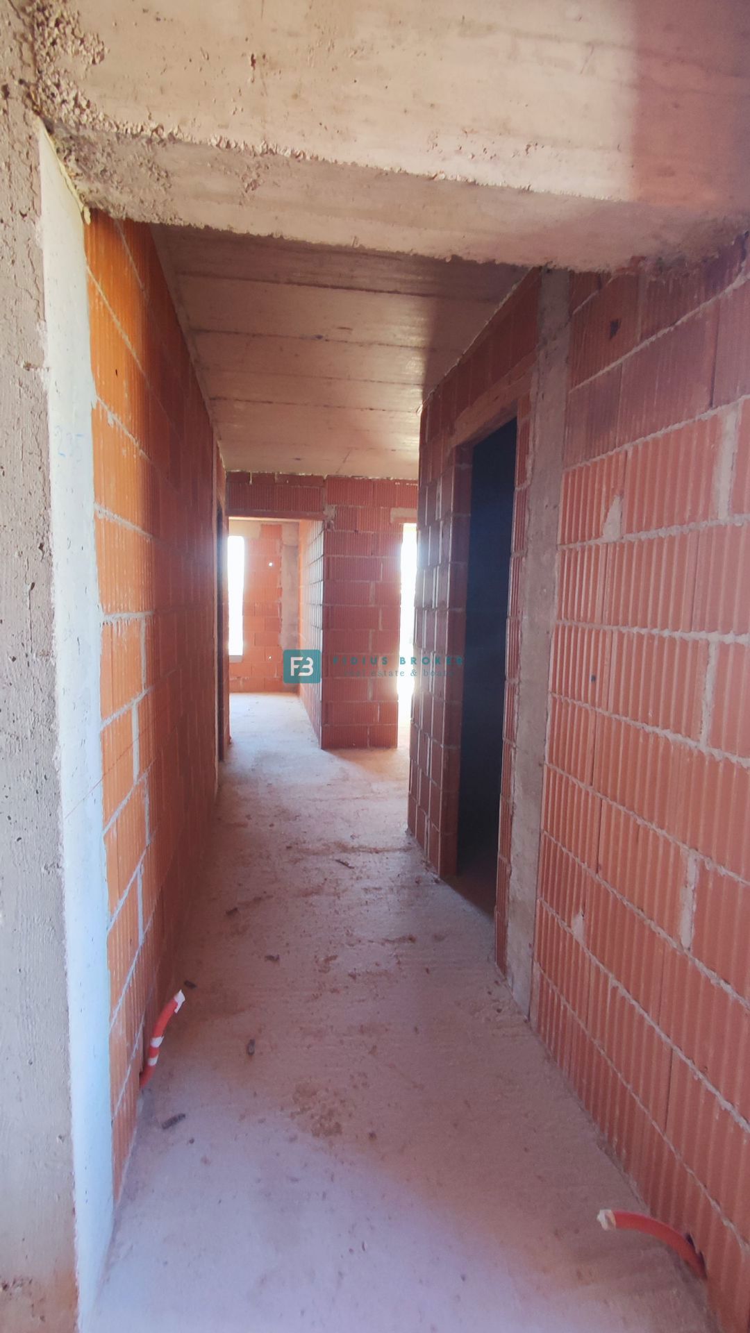 TRIBUNJ, novogradnja, 1. nadstropje, 350 m od morja, terasa