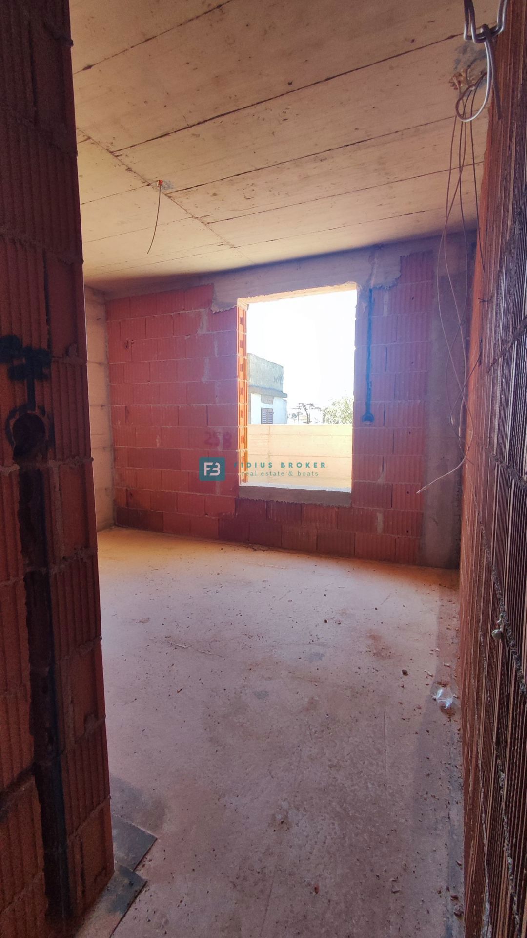 TRIBUNJ, novogradnja, 1. nadstropje, 350 m od morja, terasa