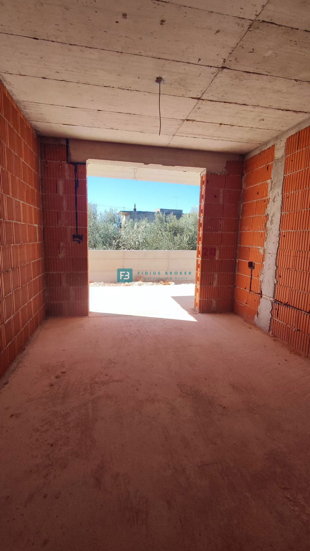 TRIBUNJ, novogradnja, 1. nadstropje, 350 m od morja, terasa