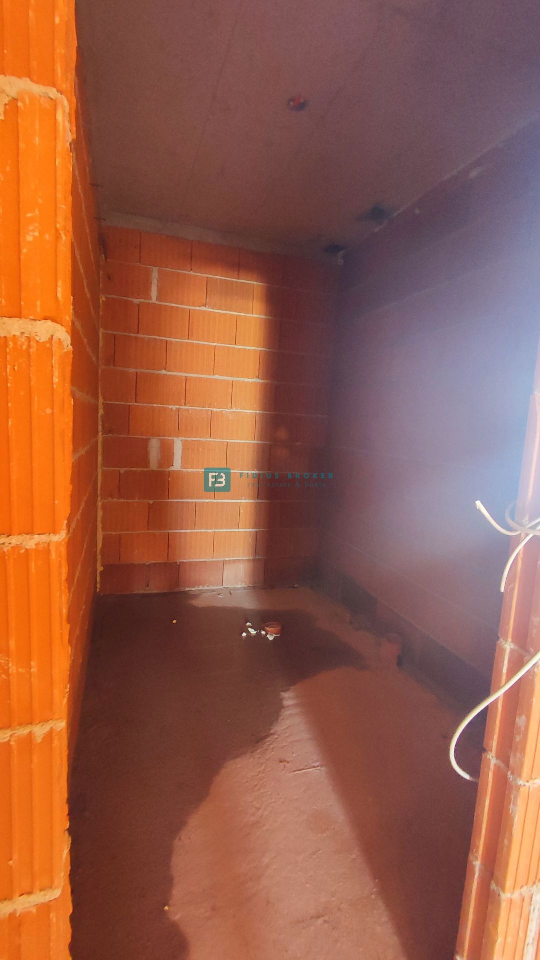 TRIBUNJ, novogradnja, 1. nadstropje, 350 m od morja, terasa