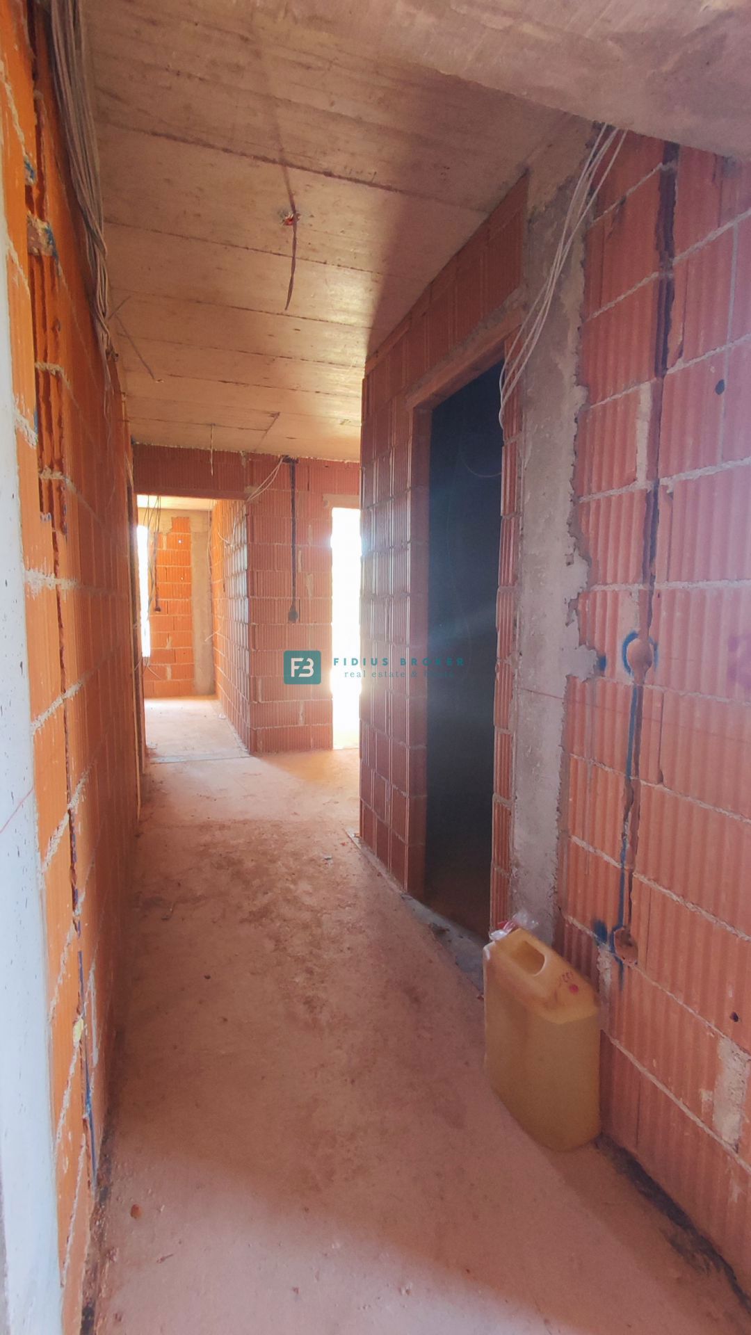 TRIBUNJ, novogradnja, 1. nadstropje, 350 m od morja, terasa