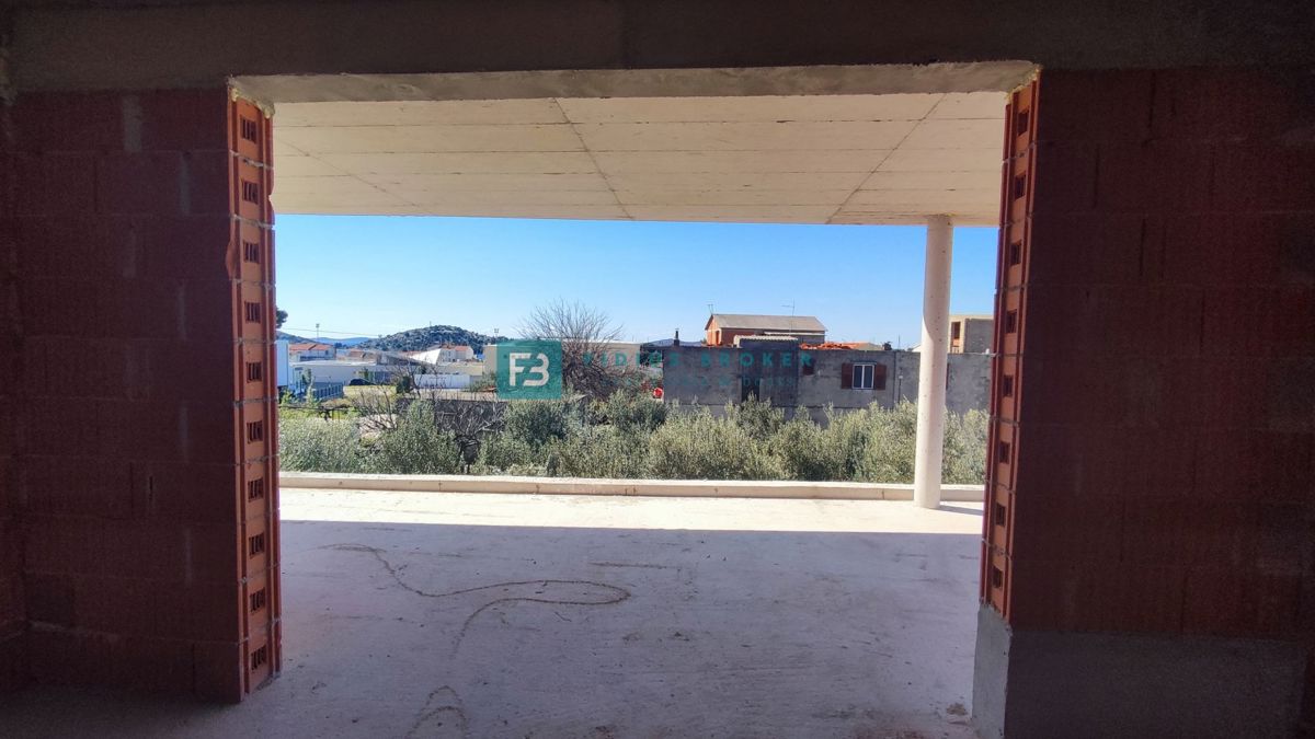 TRIBUNJ, novogradnja, 1. nadstropje, 350 m od morja, terasa