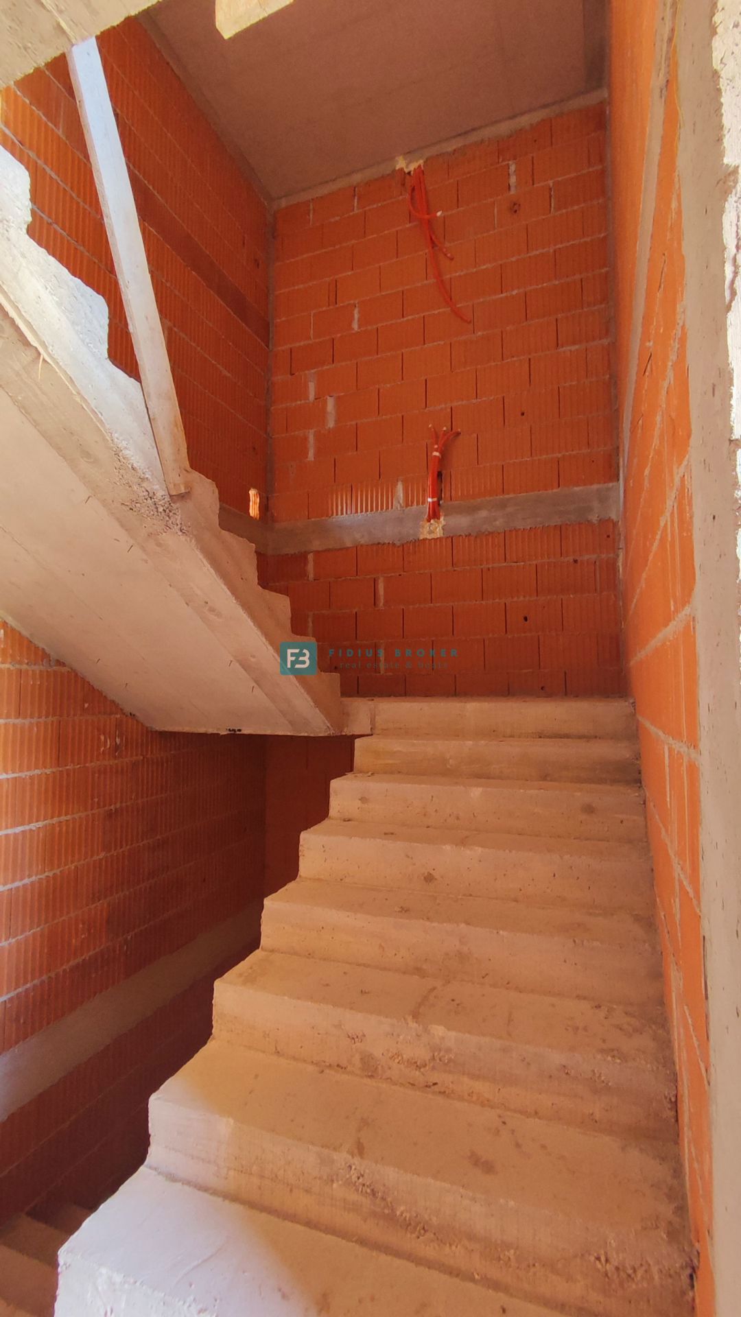 TRIBUNJ, novogradnja, 1. nadstropje, 350 m od morja, terasa