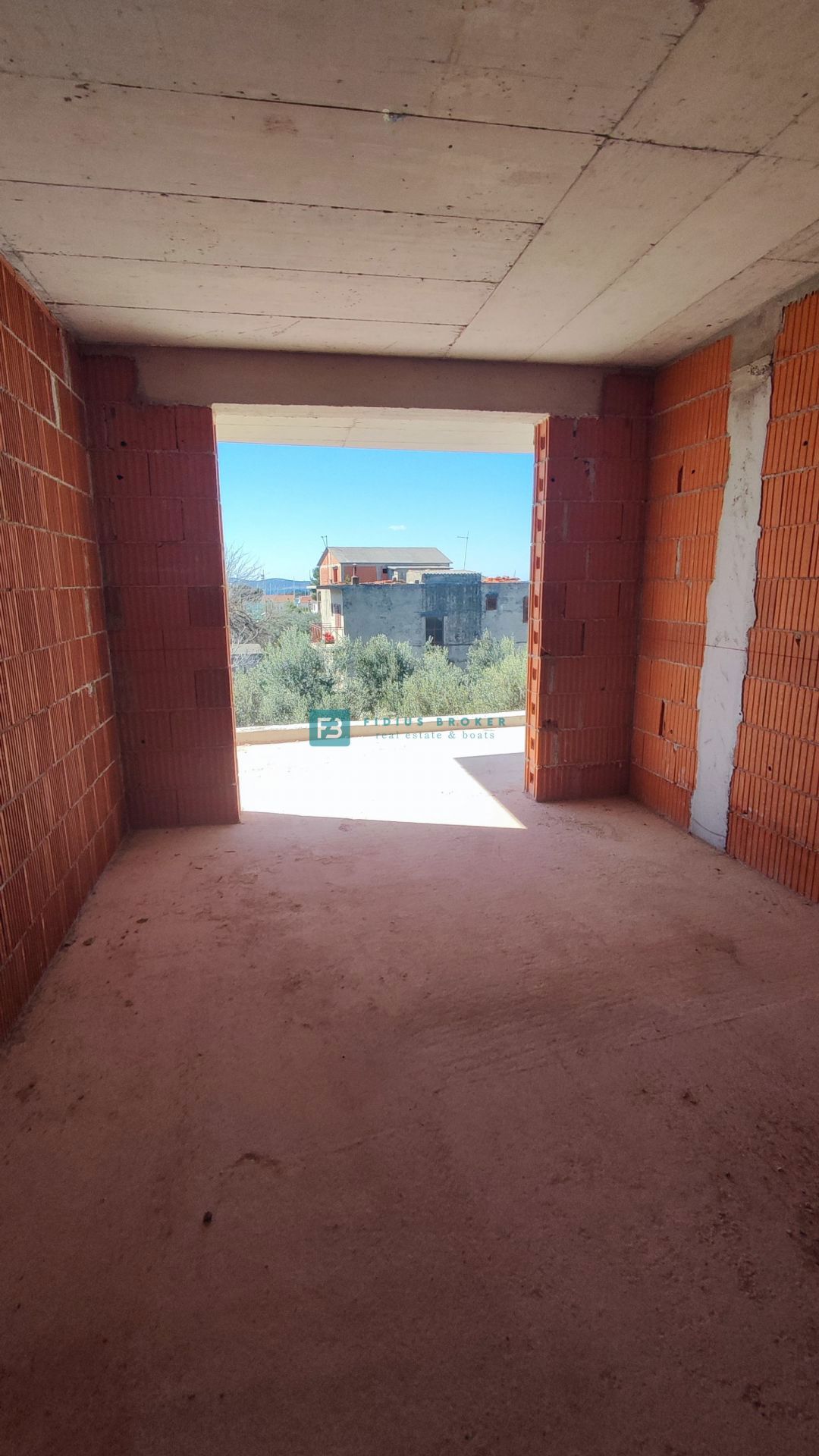 TRIBUNJ, novogradnja, 1. nadstropje, 350 m od morja, terasa