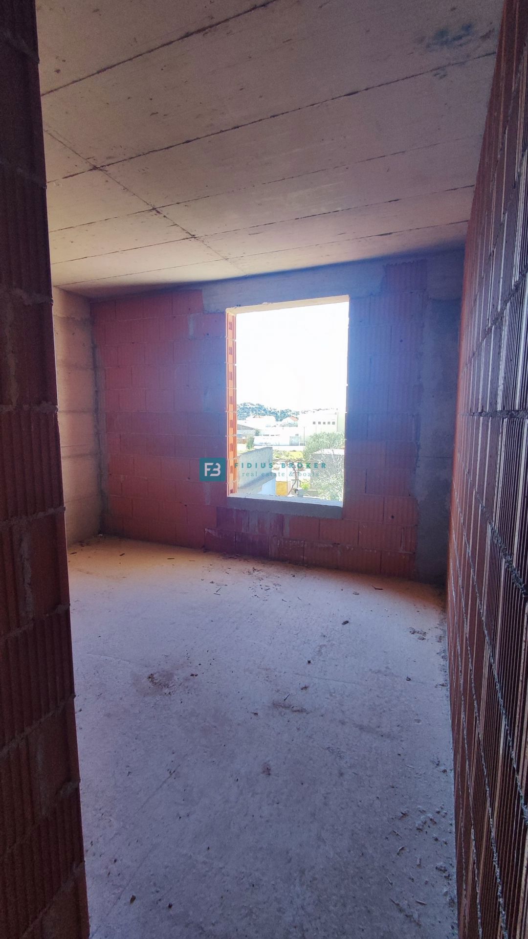 TRIBUNJ, novogradnja, 1. nadstropje, 350 m od morja, terasa