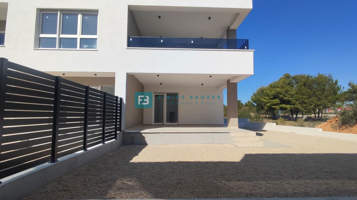 VODICE, novo, dokončano, pritličje, vrt 117 m2, mirna lokacija