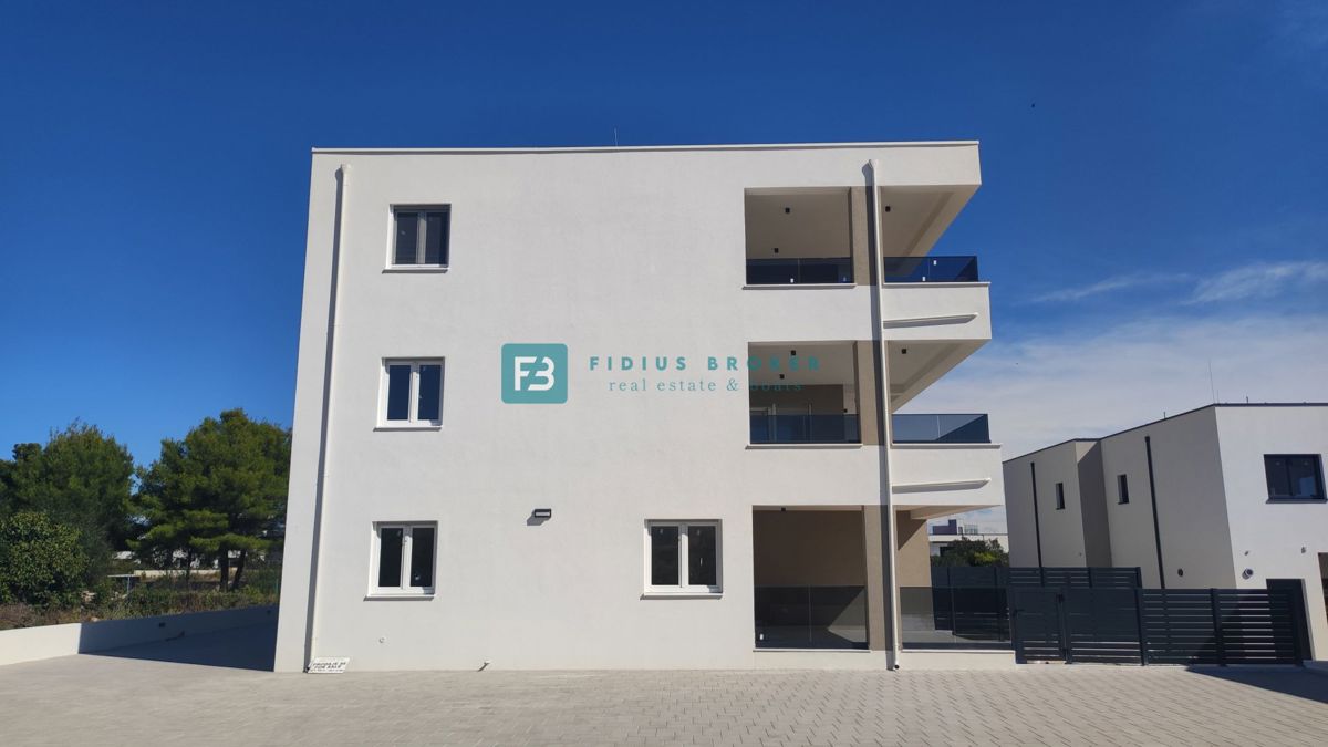 VODICE, novo, dokončano, pritličje, vrt 117 m2, mirna lokacija