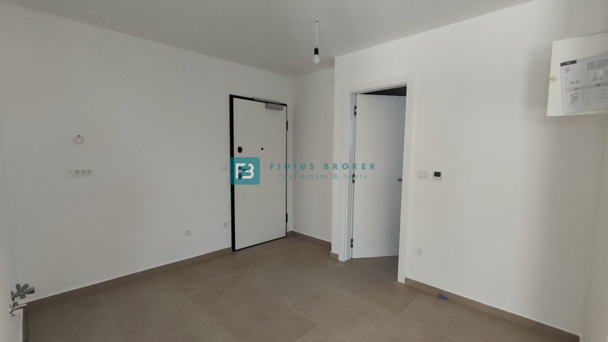 VODICE, novo, dokončano, pritličje, vrt 117 m2, mirna lokacija