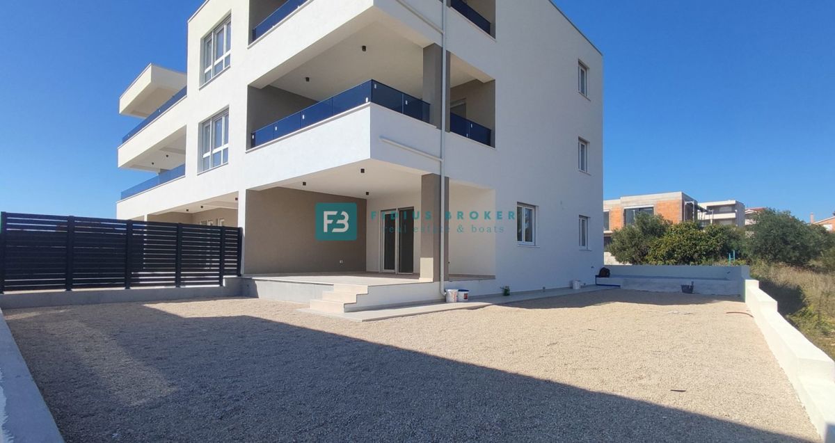 VODICE, novo, dokončano, pritličje, vrt 117 m2, mirna lokacija