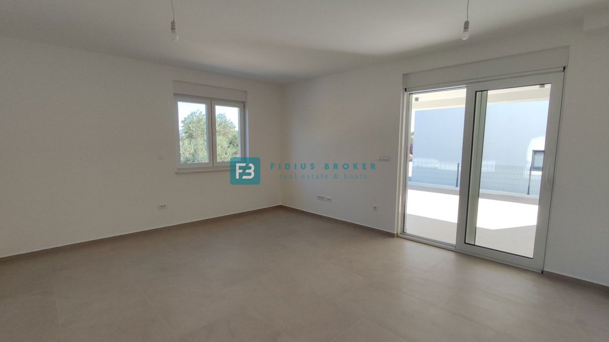 VODICE, novo, dokončano, pritličje, vrt 117 m2, mirna lokacija