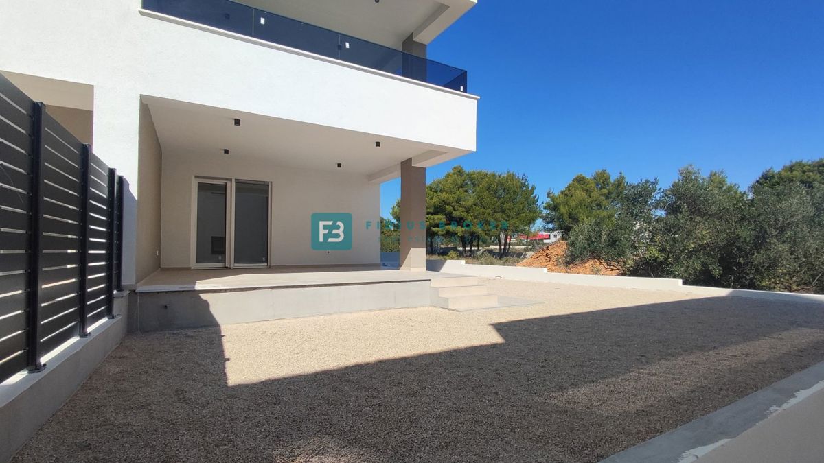 VODICE, novo, dokončano, pritličje, vrt 117 m2, mirna lokacija