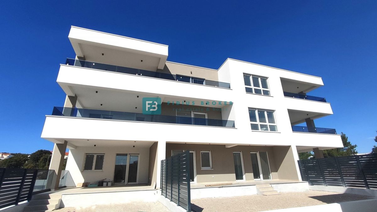 VODICE, novo, dokončano, pritličje, vrt 117 m2, mirna lokacija