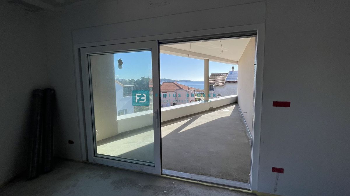 VODICE, novo, vrhunska lokacija, 50 m do plaže, pogled na morje, dvigalo