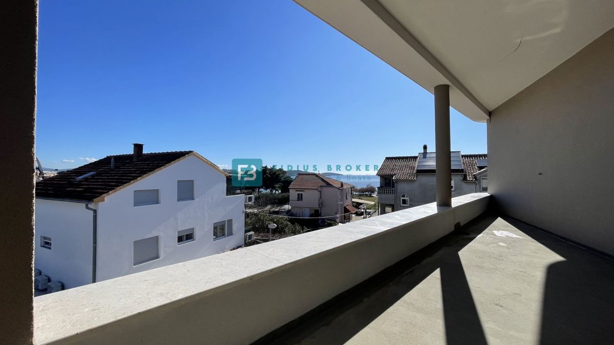 VODICE, novo, vrhunska lokacija, 50 m do plaže, pogled na morje, dvigalo