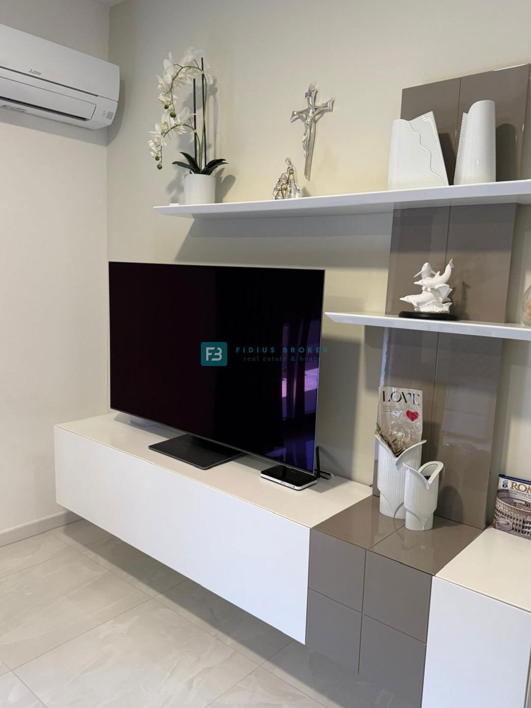 VODICE, moderno opremljeno stanovanje, vrhunska lokacija, 300 m do plaže, 2 parkirni mesti