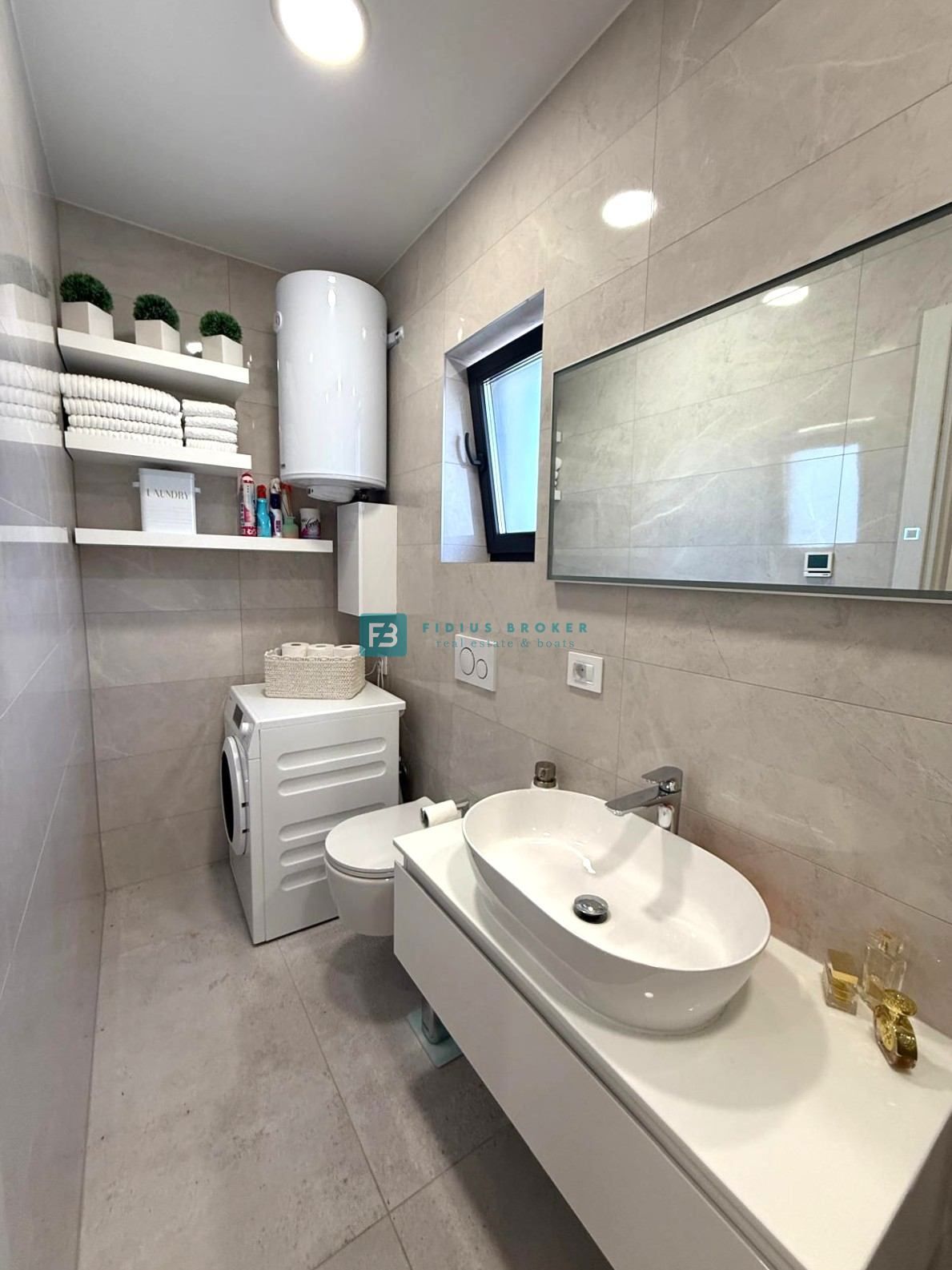 VODICE, moderno opremljeno stanovanje, vrhunska lokacija, 300 m do plaže, 2 parkirni mesti