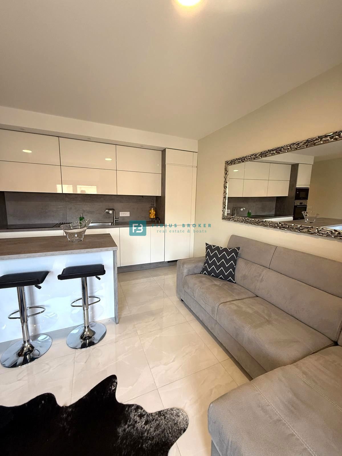 VODICE, moderno opremljeno stanovanje, vrhunska lokacija, 300 m do plaže, 2 parkirni mesti