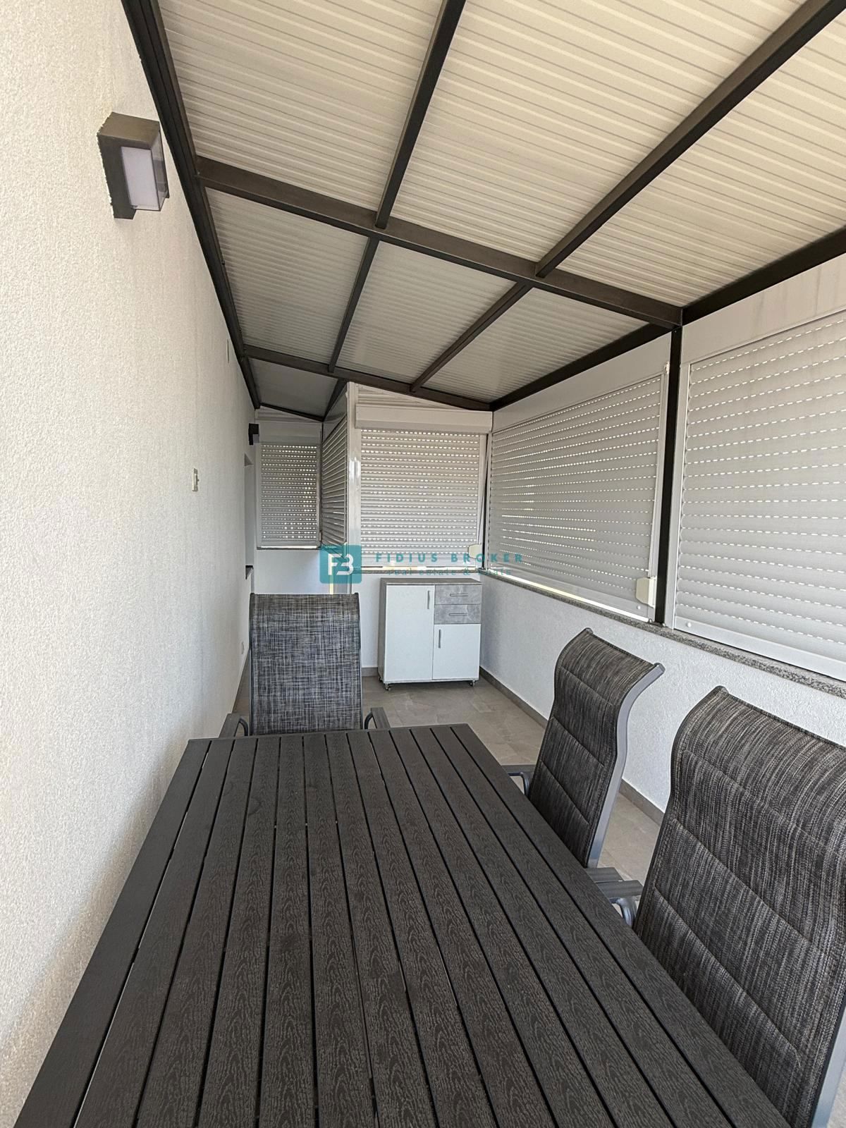 VODICE, moderno opremljeno stanovanje, vrhunska lokacija, 300 m do plaže, 2 parkirni mesti