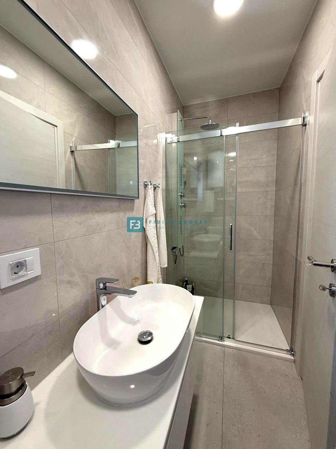 VODICE, moderno opremljeno stanovanje, vrhunska lokacija, 300 m do plaže, 2 parkirni mesti