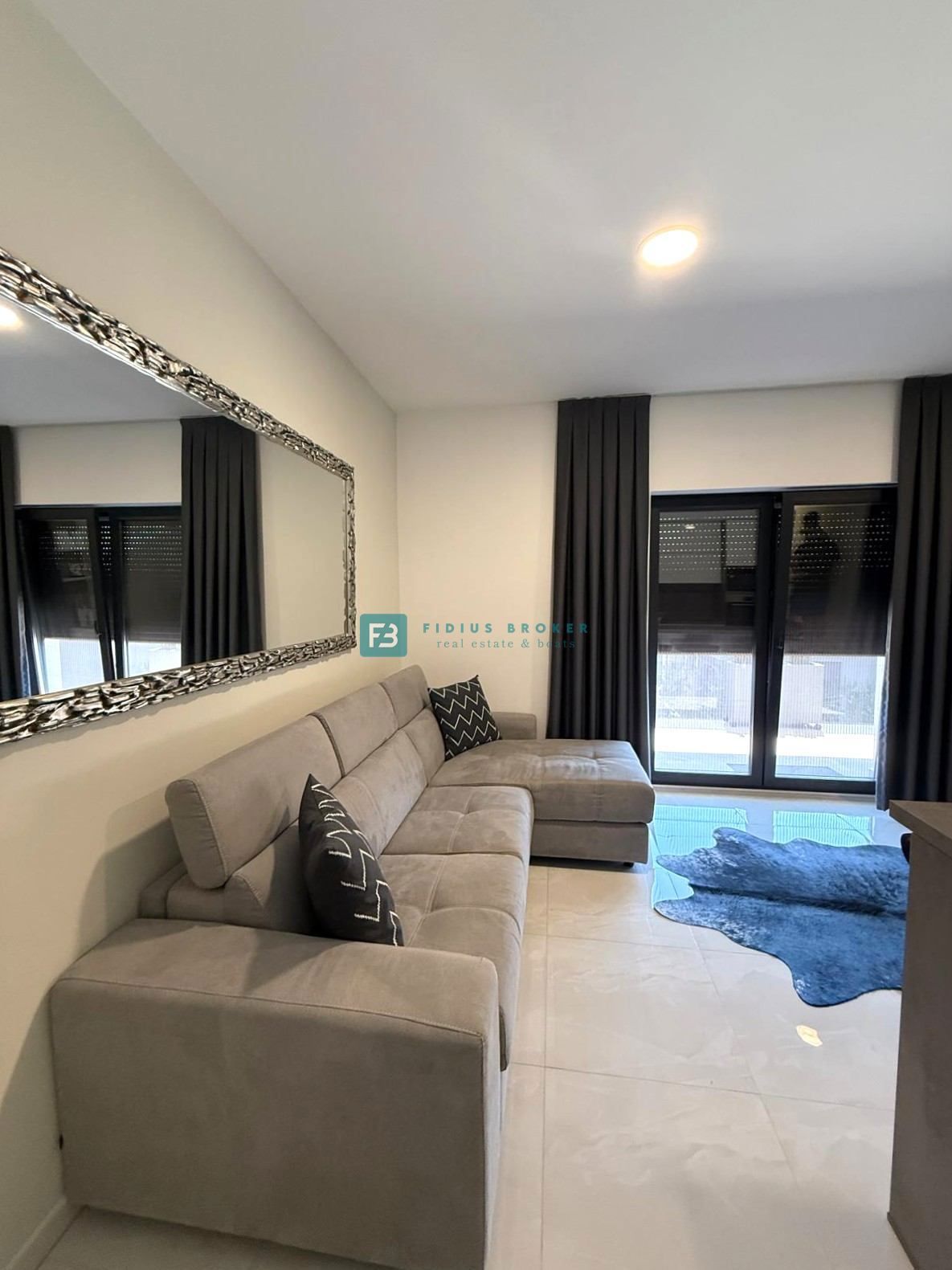 VODICE, moderno opremljeno stanovanje, vrhunska lokacija, 300 m do plaže, 2 parkirni mesti