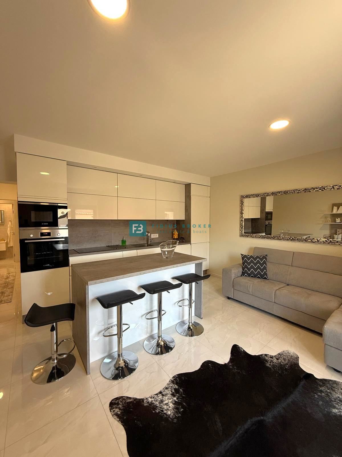 VODICE, moderno opremljeno stanovanje, vrhunska lokacija, 300 m do plaže, 2 parkirni mesti