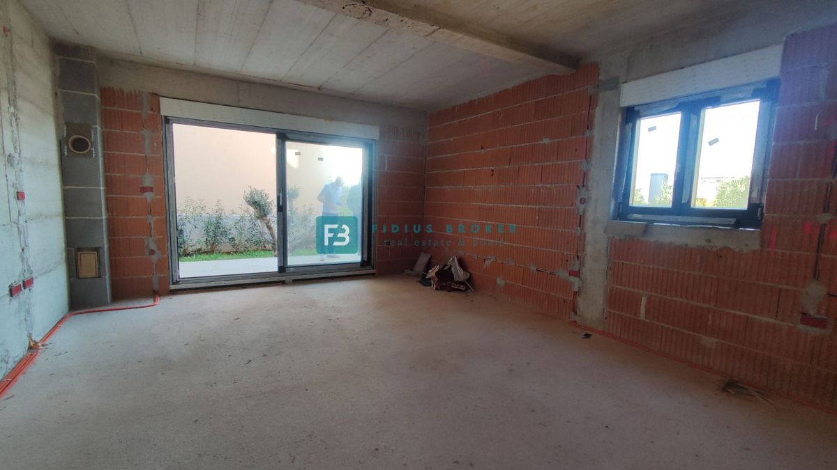 VODICE, novogradnja, dvojček, 650 m od morja, vrt 120 m2, S1