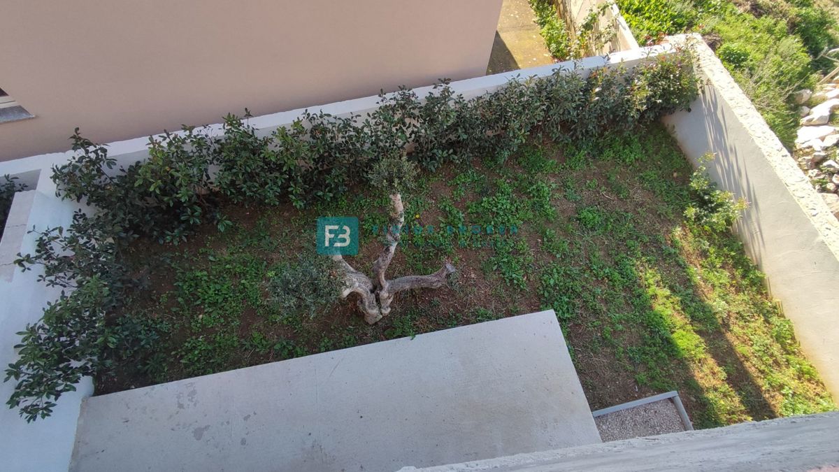 VODICE, novogradnja, dvojček, 650 m od morja, vrt 120 m2, S1