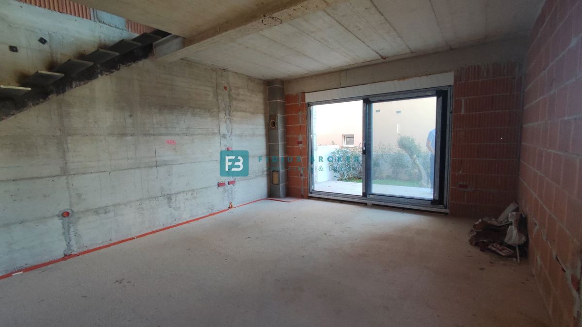 VODICE, novogradnja, dvojček, 650 m od morja, vrt 120 m2, S1