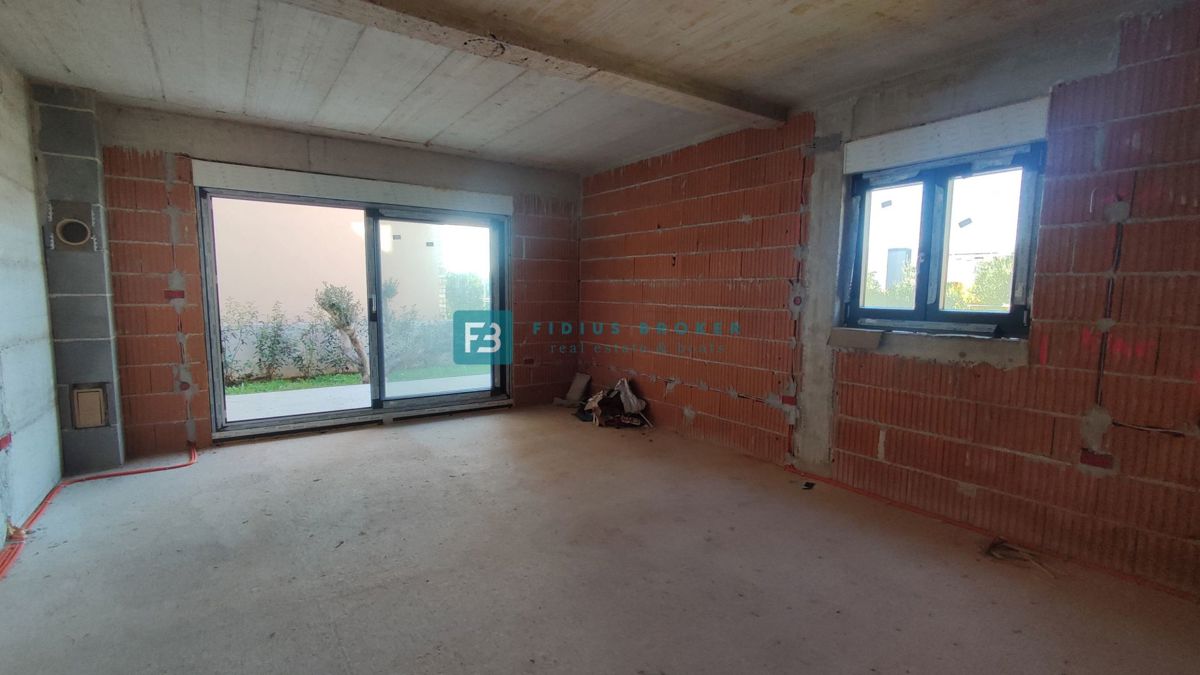 VODICE, novogradnja, dvojček, 650 m od morja, vrt 120 m2, S1