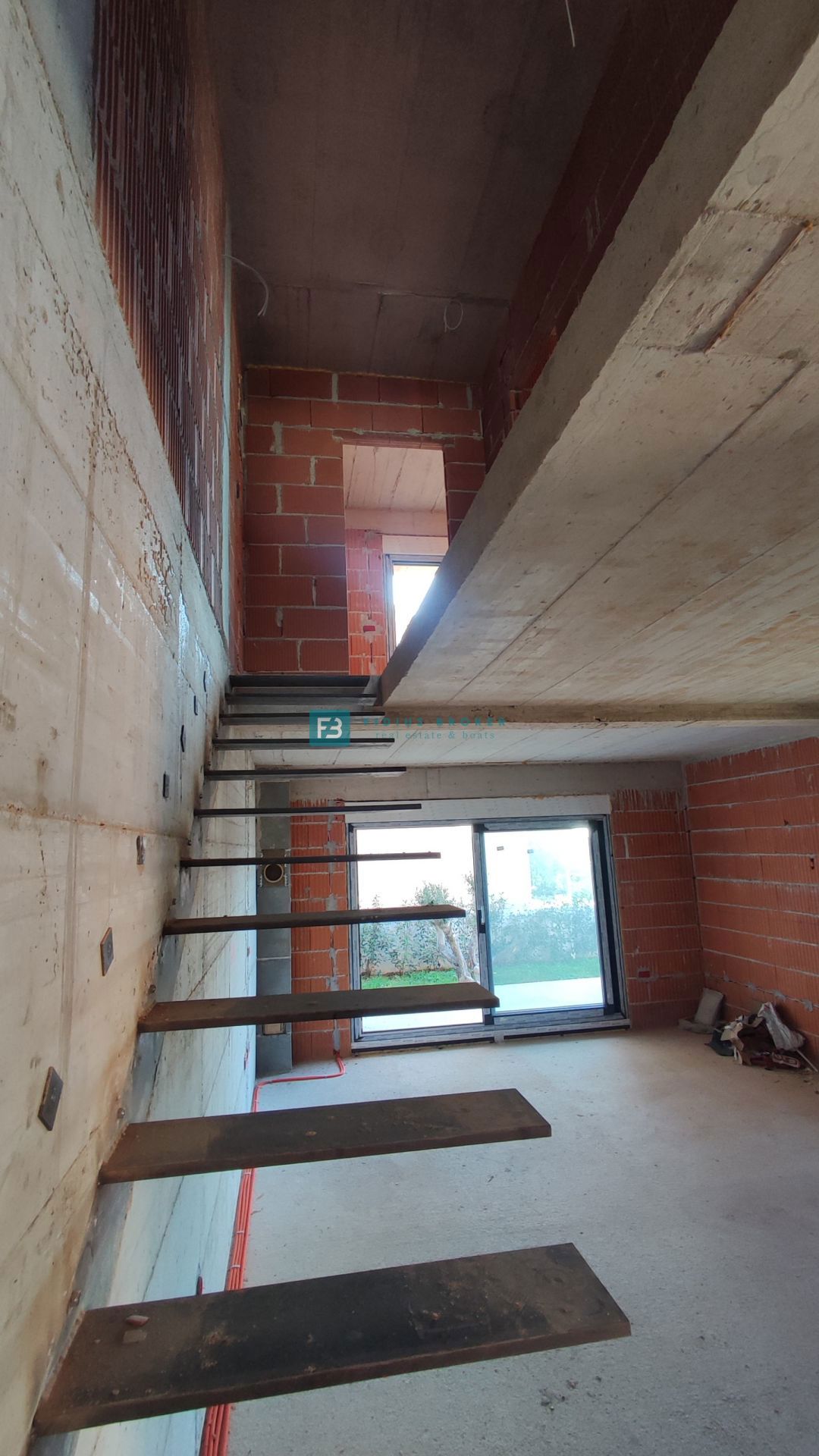 VODICE, novogradnja, dvojček, 650 m od morja, vrt 120 m2, S1