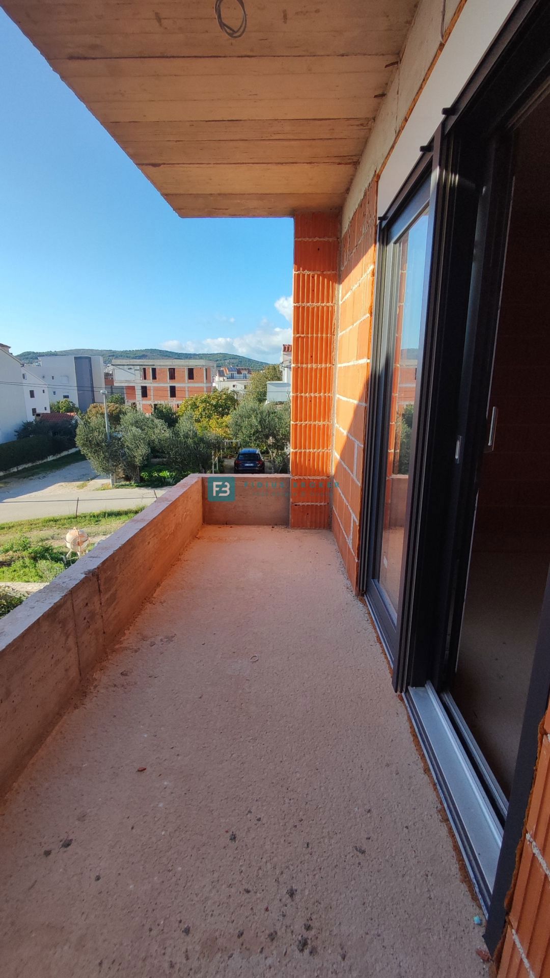 VODICE, novogradnja, dvojček, 650 m od morja, vrt 120 m2, S1